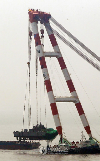 Illustration for article titled This Is How You Lift a Sunken Warship Out of the Sea